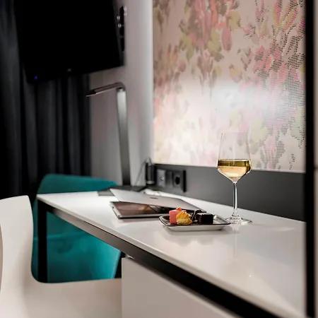 Boutique Atrium Hotel 4*