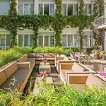 מלון Boutique Atrium 4*