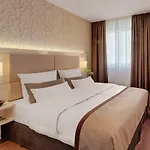 מלון Boutique Atrium 4*